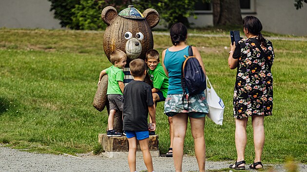 Devn sochy medvd od Kolna nabz roztomil fotografie s dtskmi hrdiny.