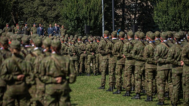 ��astn�ci slavnostn� vojensk� p�ehl�dky p�i p��le�itosti oslav 80. v�ro�� Slovensk�ho n�rodn�ho povst�n� (29. srpna 2024)