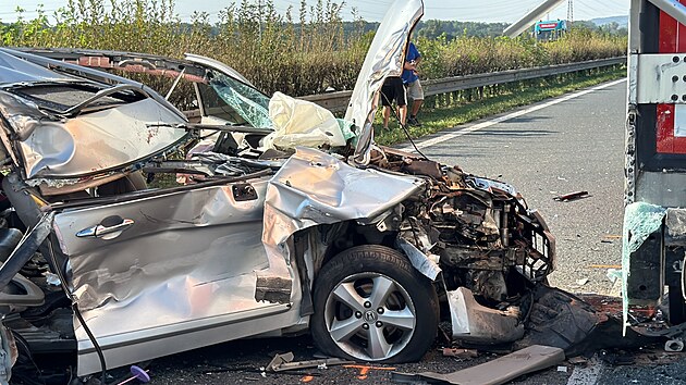 Nehoda osobnho a nkladnho auta na dlnici D8 u Zlosyn. (29. srpna 2024)