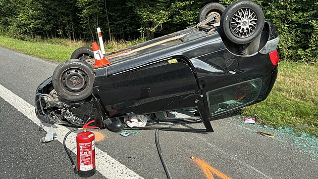 Na D4 u Dobe boural vetern, druh auto skonilo na stee. (22. srpna 2024)