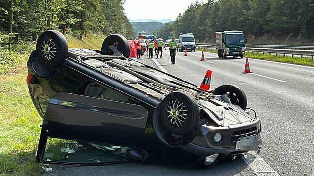 Na D4 u Dobe boural vetern, druh auto skonilo na stee. (22. srpna 2024)