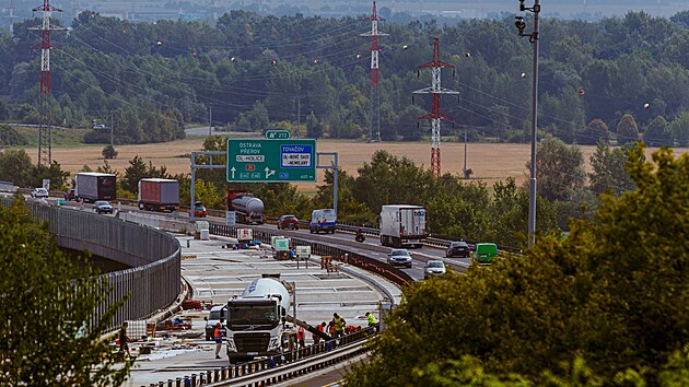 Pohled na stavebn prce na dlnici D35, kde pokrauje u Olomouce oprava estakdy, v ptek 2. srpna.