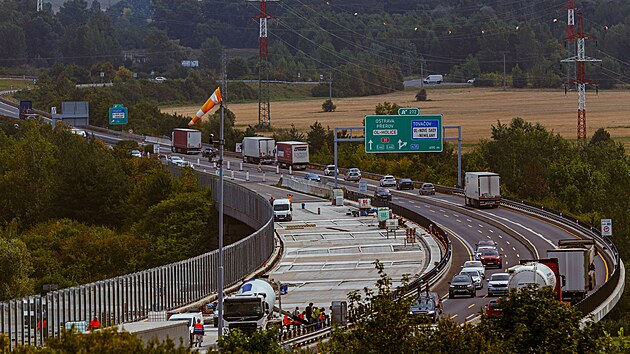 Pohled na stavebn prce na dlnici D35, kde pokrauje u Olomouce oprava estakdy, v ptek 2. srpna.