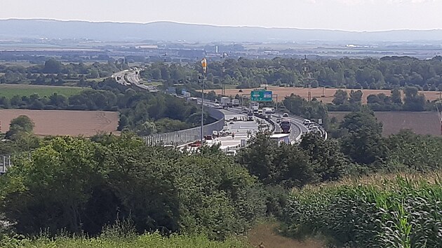 Pohled na stavebn prce na dlnici D35, kde pokrauje u Olomouce oprava estakdy, v pondl 15. ervence.