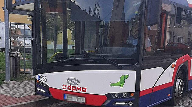 Pejska vykzan z autobusu pi vstupu kopl do dve a zniil sklennou vpl.