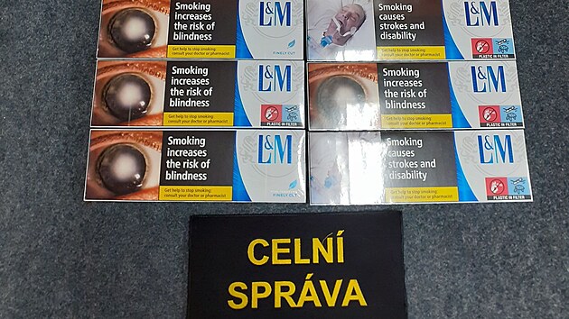 Pohled na st nezdannch cigaret, kter letos celnci v Olomouckm kraji zabavili paerkm.