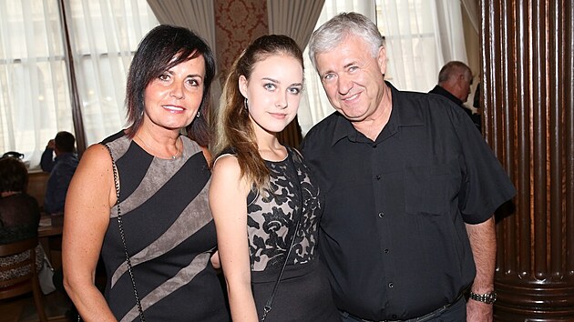 Eva a Va�ek �ev�ikovi s dcerou Evou na oslav� narozenin Ji��ho Krampola