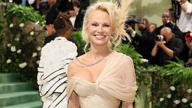 Pamela Andersonov na Met Gala (New York, erven 2024)
