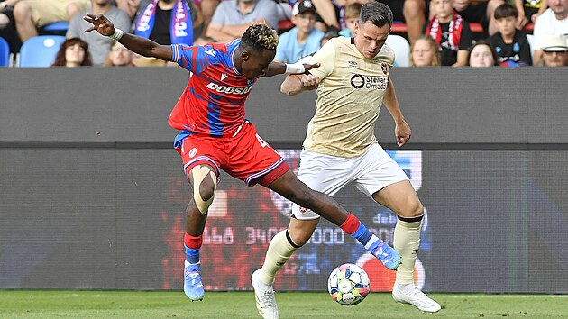 Plze�sk� stoper Sampson Dweh (vlevo) zastavuje �to�nou akci Hearts.