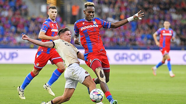 Momentka z play off Evropsk� ligy mezi Plzn� a Hearts.