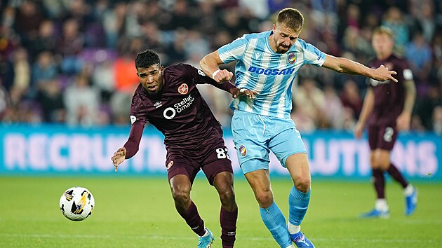 Daniel Vauln (vpravo) bojuje o m v utkn s Hearts.