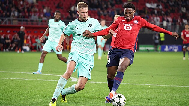 Stoper David Zima (vlevo) br�n� �to�n�ka Lille Jonathana Davida.