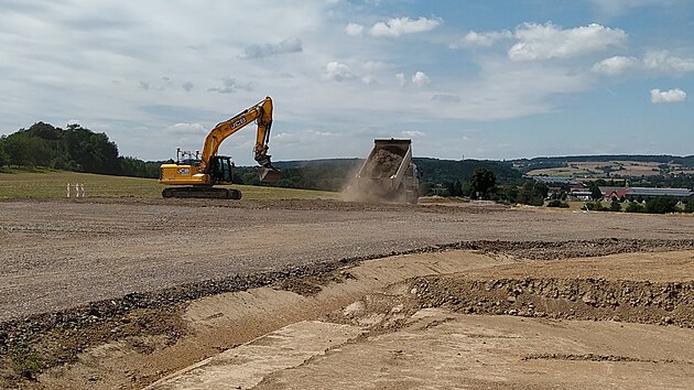 Na pestavb kiovatky U Voku pracoval 5. srpna bagr na tvorb stedovho ostrvku, ostatn stroje stly opodl.