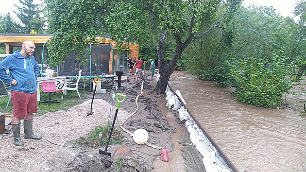 Dm ochrnila provizorn plechov hrz, kterou veer postavili kamardi (21.8.2024).