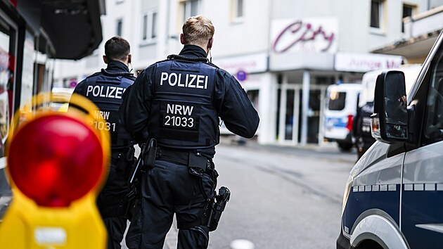 V zpadonmeckm mst Solingen agresor zatoil na lidi noem. Nkolik jich zemelo. Policie msto zajistila. (24. srpna 2024)