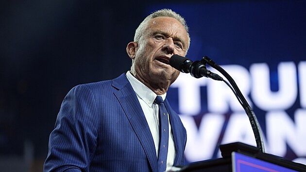 Nezvisl kandidt na prezidenta Spojench stt Robert F. Kennedy mlad podpoil republiknskho kandidta Donalda Trumpa. Vystoupil na jeho akci v Arizon. (23. srpna 2024)