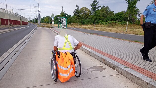 Plzet strnci invalidu na vozku dobe znaj. Na kolemjdouc je sprost, ebr a neboj se jezdit i s vozkem po run silnici v protismru.