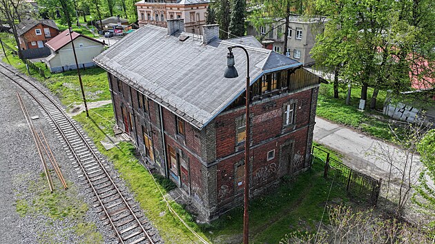 V�pravn� budovu stanice Karvin� m�sto (Fry�t�t) se poda�ilo zachr�nit p�ed demolic�, te� �ek� na svoje vzk��en�. GPS: 49.8603272N, 18.5467228E