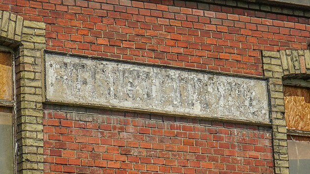 Na tabuli se jm�nem stanice byla od roku 1898 spousta n�pis�. Freistadt i. �sterreichisch Schlesien (1898-1918), Freistadt (1918-1921), Fry�t�t ve Slezsku (1921-1938), Frysztat �l�ski (1938-1939), Freistadt (Olsa) (1939-1945), Fry�t�t (1945-1948), Fry�t�t ve Slezsku (1948), Karvin� m�sto (1948 - dosud). GPS: 49.8602969N, 18.5467736E