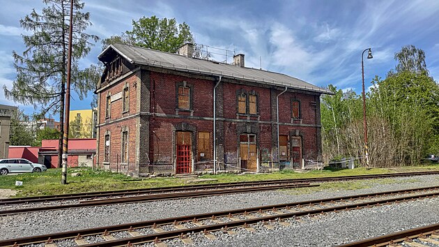 Budovu n�dra�� Karvin� m�sto (Fry�t�t) se poda�ilo zachr�nit p�ed demolic�, te� �ek� na svoje vzk��en�. GPS: 49.8602906N, 18.5467886E