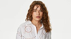 Bílá barva je symbolem istoty, luxusu i letní elegance, zajímavé kousky...