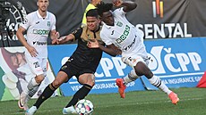 David Moses (vpravo) z Karviné a Paixao da Silva Ewerton z Ostravy