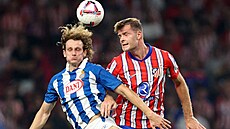 Alexander Sorloth (vpravo) z Atlétika a Alex Král z Espanyolu v hlavi�kovém...