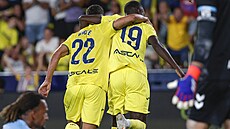 Ayoze Pérez (vlevo) a Nicolas Pépé z Villarrealu oslavují vst�elený gól.