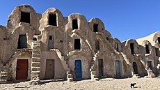 Jednotlivým dírám opateným uzavíratelnými devnými dvíky se íká gorfy a...