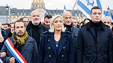 Marine Le Penová na pochodu proti antisemitismu v Pa�í�i. Vpravo p�edseda...