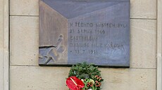 Pam�tní deska Danu�e Muziká�ové, zavra�d�né p�i prvním výro�í okupace 21. srpna...