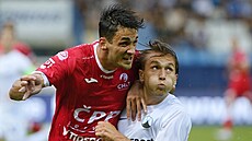 Liberecký zálo�ník Christian Frýdek v souboji s Kamilem Vackem z Pardubic.