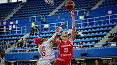 Basketbalistka Emma �echová zakon�uje v zápase s Mali b�hem p�edkvalifikace na...