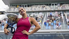 Aryna Sabalenková pózuje s trofejí v Cincinnati.