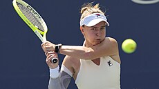 Barbora Krej�íková hraje bekhend ve druhém kole US Open.
