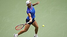 Tomá Machá hraje forhend ve druhém kole US Open.