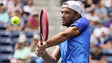 Tomá Machá hraje bekhend ve druhém kole US Open.