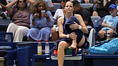 Zran�ná Karolína Plí�ková sedí na lavici ve druhém kole US Open.