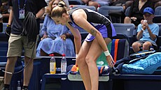 Zranná Karolína Plíková si sedá na lavici ve druhém kole US Open.