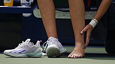 Karolína Plíková si chytá za zranný levý kotník na US Open.