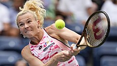 Kate�ina Siniaková hraje bekhend v prvním kole US Open.