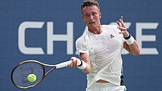 Ji�í Lehe�ka hraje forhend v prvním kole US Open.