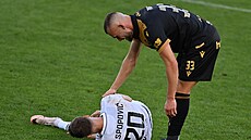 Erik Prekop z Baníku kontroluje stav Nikoly Raspopovi�e z Karviné.