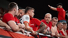 Slávistický zálo�ník Mat�j Jurásek mezi fanou�ky na severní tribun�.