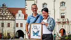 Symbolem nadace P3tule je modrý motýl s potrhaným k�ídlem. Odkazuje na d�ti se...