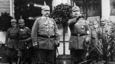 Armádní �initelé Paul von Hindenburg a Erich Friedrich Wilhelm Ludendorff....