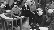 Represe. Buroazní ád a káze si nechtla nechat naruovat nejen spokojená a...