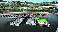 Zhruba tíkilometrový pevoz poslední a nejvtí ocelové konstrukce lodí z...