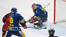 Gólman HC Zubr P�erov Vojt�ch Mokry p�i zákroku.