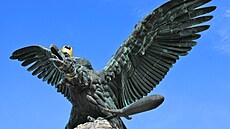 Dole u úpatí pod st�nou se na trase dálnice nachází odpo�ívadlo Turul, které je...